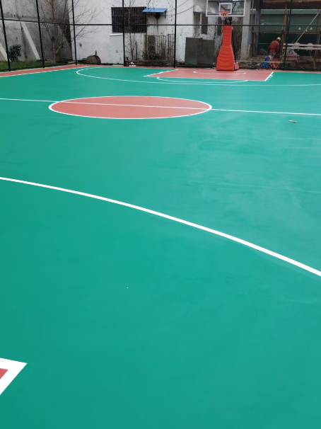 可克达拉 球场长期使用易出现地面开裂